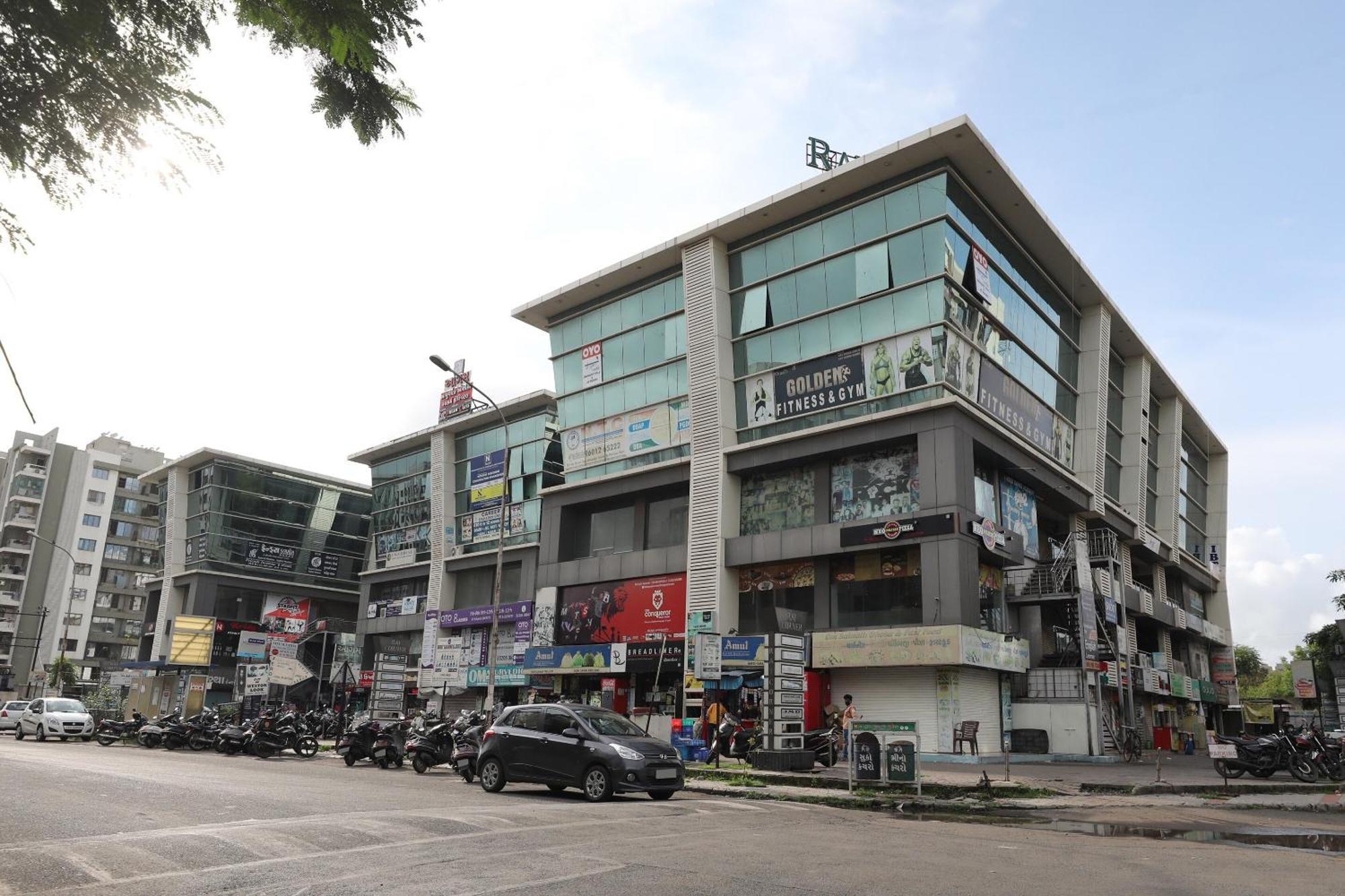Collection O Shyam Vatika Banquet And Rooms Surat Exterior foto